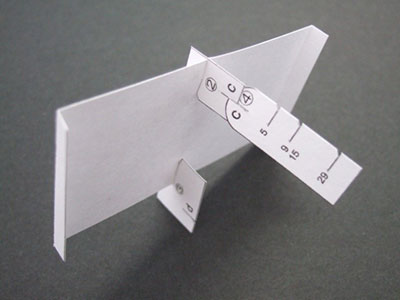 主翼固定部品(前)②に仰角調整板④を取り付ける（cをかみ合わせる）。