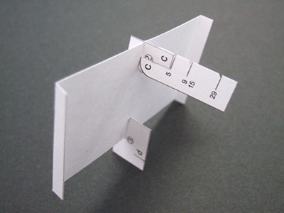 主翼固定部品(前)②に仰角調整板④を取り付ける（cをかみ合わせる）。