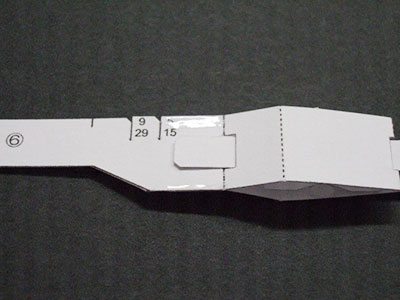胴体部品の「のりしろ」部分をテープでとめる。上下の端を巻くようにするとよい。