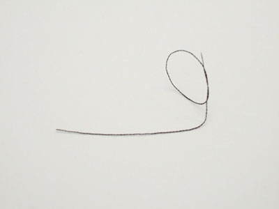 10cm程度に切ったおもりぶら下げ用の糸の端に結び目を作る。糸の端を糸取付用の切り込みにはさむ。