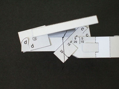 主翼固定部品(後)③と胴体⑥の切り込みdをかみ合わせる。仰角調整板④と胴体⑥の数字をかみ合わせる。 