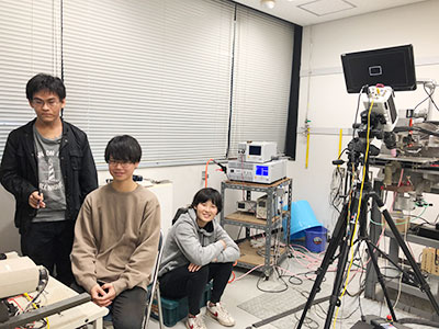 実験風景(左:大学院生、中央:4年生、右:私）