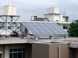 5号館屋上に取り付けられた太陽光発電パネル