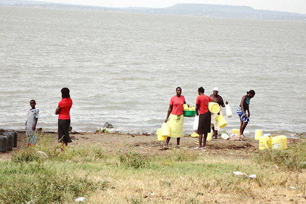 図1.東アフリカのビクトリア湖（ケニア）の水くみ風景