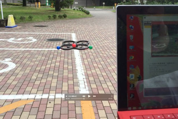 図3　タブレットPCにるマルチコプターの操縦