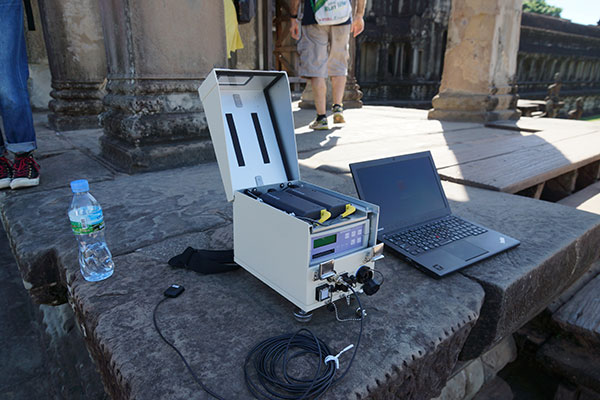 アンコールワットの計測に用いた振動センサ