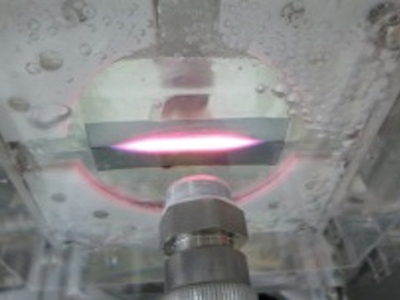 図　半導体製造工程に用いる水蒸気プラズマの発光様相．赤色は水素原子からの発光