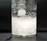 リン酸水素2ナトリウム・12水和物（普通の温度では白いシャーベット状）をビーカーに入れます。