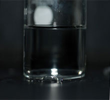 温湯槽などで35℃以上に温めて、水のように透明な液状にします。（あまり温度を高くする必要はありません） 温めて融けたものを２５℃くらいに冷やします。（ビーカー内の液は透明なままです）