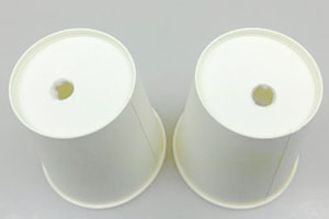 紙コップに穴を開ける