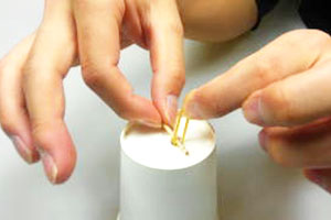 外に出した輪ゴムに爪楊枝を通して、止めます。