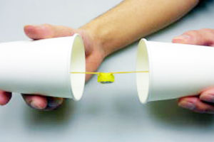 もう一つの紙コップにも中を通して、輪ゴムを取り付けます。