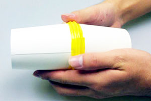 紙コップをつなげます。