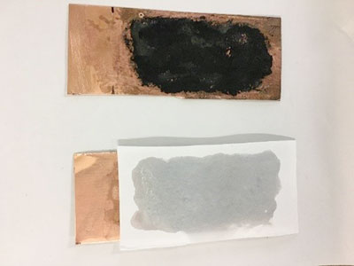 図4　食塩水入りノリをろ紙に塗り、銅板に重ねた状態。