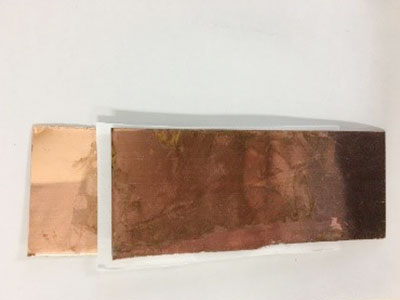 図5　銅板＋活性炭ペースト＋ろ紙（食塩入りノリ）＋活性炭ペースト＋銅板の順で重ねたところ。