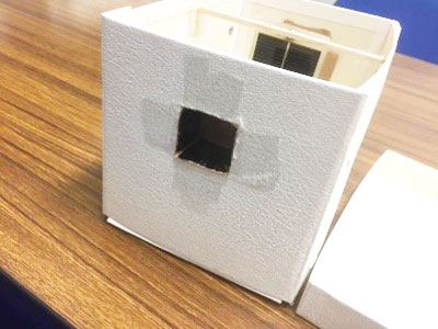 箱の横に適度な穴を開け、穴の奥に太陽光パネルが見えるように設置します。