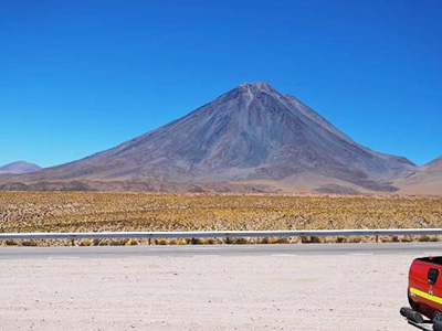 図6a. アンデス山脈のリカンカブール火山（チリ）．安山岩の英語アンデサイトの語源はアンデス山脈。
