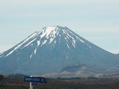 図6b．ニュージーランド北島のナウルホエ山。富士山によく似ている。