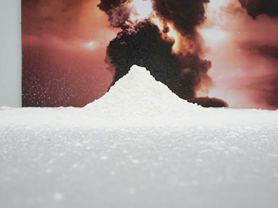 図10．爆発を繰り返した結果できた小麦粉火山。
