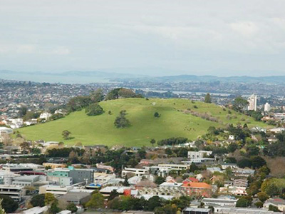 図11b．ニュージーランド、オークランド市内のマウントホブソン。ニュージーランド最大の都市オークランドには、市街地に50以上の火砕丘がある。