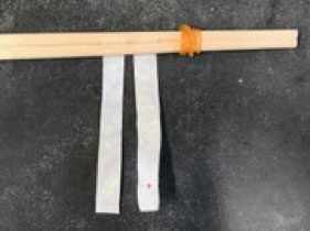 鉛筆で引いた線の中央に、ペンで点を書きます。