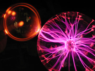 「プラズマボール」と電気に繋いでいない蛍光管の点灯実験