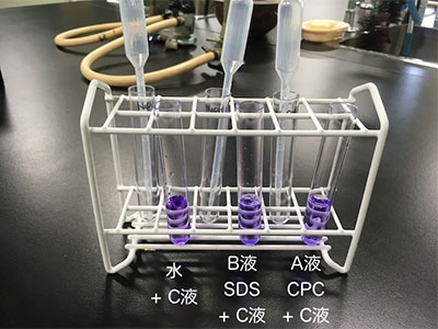 トウモロコシの芯を切る