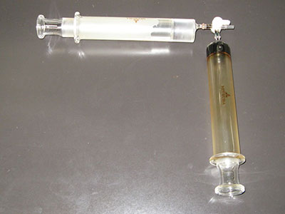 写真14. 注射器Aに取った EDTA 水溶液を注射器B に移す.