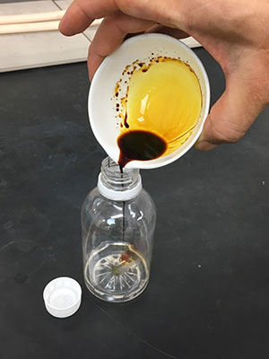 写真②　アスコルビン酸溶液とヨウ化金酸溶液の混合