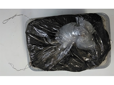  4) おもりとして土を入れたビニールを載せる