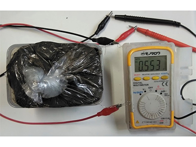 a) テスターで起電力を測定