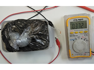 b) 抵抗を付けて電圧を測定