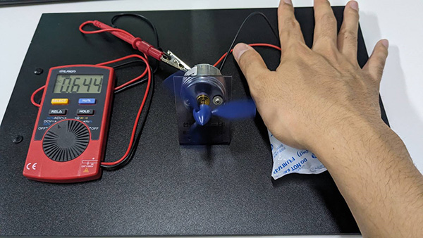 図12　体温を用いた熱電発電によるモーターの動作
