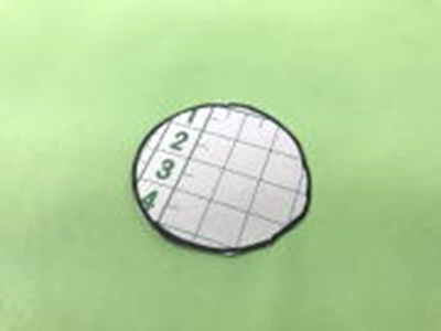 写し取った線より大きくなるように切り取ります。 