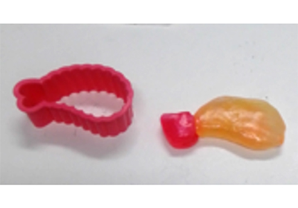 トウモロコシの芯を切る