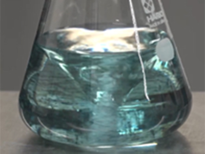 トウモロコシの芯を切る