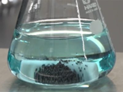 トウモロコシの芯を切る