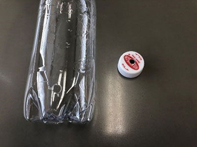 図4　ボトルとキャップの穴開け