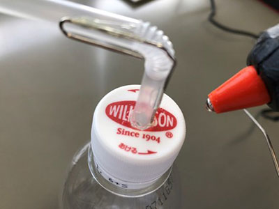 図6　グルーガンでストローをしっかり固定