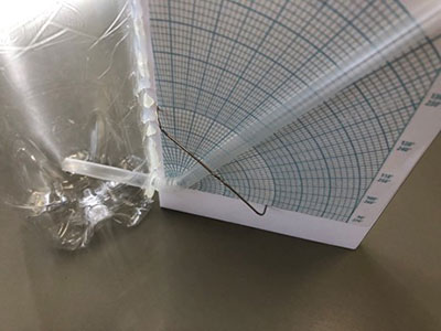 図8　コの字クリップでストローを固定し、完成！