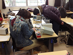 座学「電子回路」での実践的授業 座学「電子回路」での実践的授業