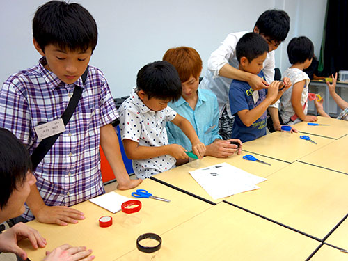 小中学生向けの科学実験教室を企画・開催する創成教育「基礎プロジェクト」