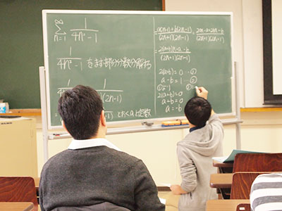 学生が演習問題を解説中