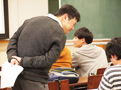 学生らと議論中