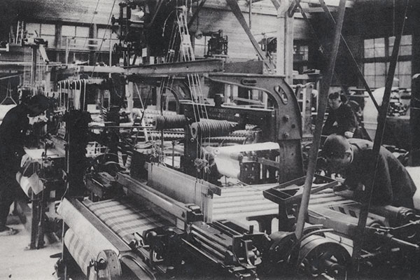 上田蚕糸専門学校(1910年開校：信州大学繊維学部の前身)時代の製織実習風景