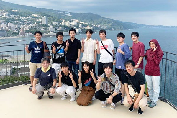 2019年に研究室の学生さんと熱海に旅行に行ったときの写真（永井は、前列左から1人目）