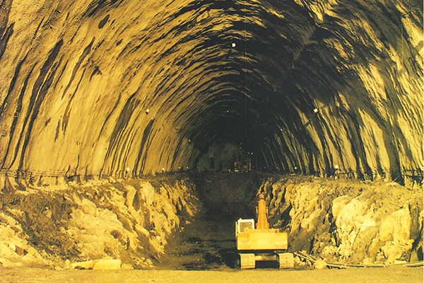 久慈国家石油備蓄基地の岩盤タンク第1ベンチ部掘削状況 (岩盤タンク長さ540m、岩盤タンク数10本)、日本地下石油備蓄 (株)提供