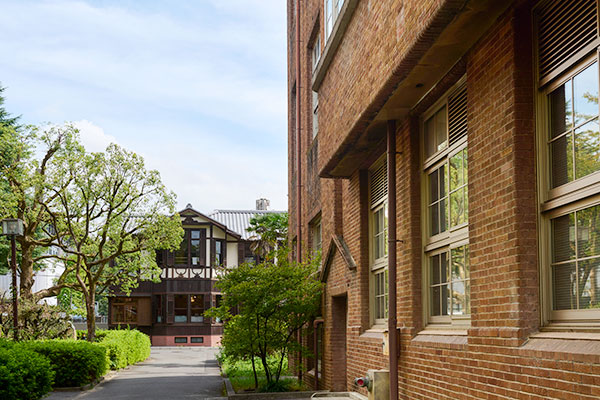 和楽庵（写真奥の洋館）京都高等工芸学校（京都工芸繊維大学の前身校）の教授であった武田五一が設計した建物で、2021年に京都工芸繊維大学に移築再生された。このプロジェクトでは、デジタル加工技術などの新しい技術が活用されている。