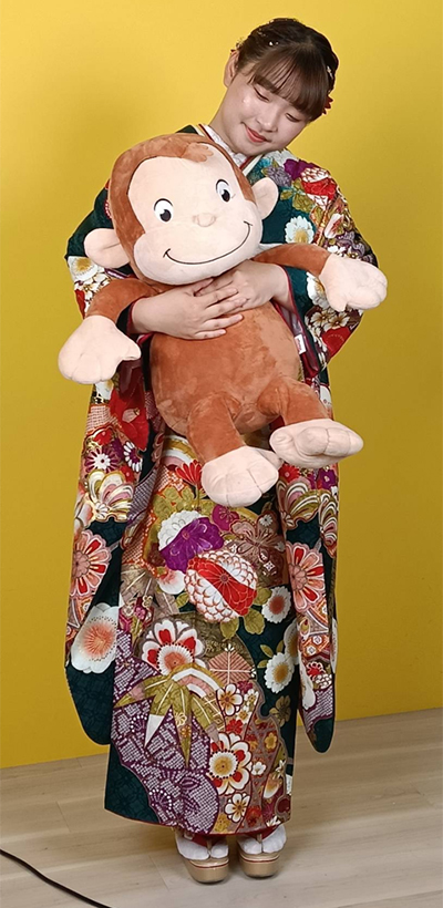 おさるのジョージのぬいぐるみがお気に入りです♫
